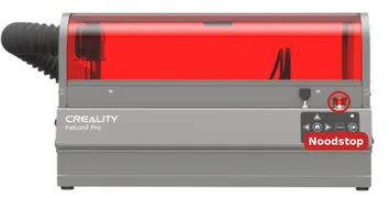 De Creality Falcon2 Pro. De docent bedient de laser en de noodstop.